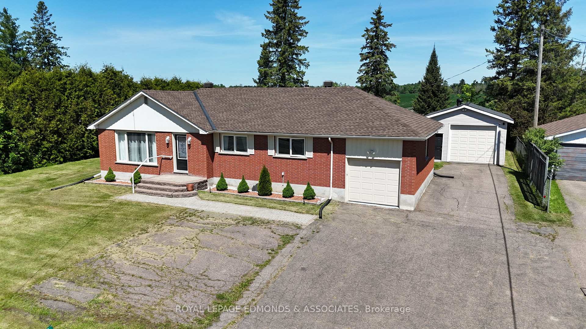 11837 Round Lake Road, Laurentian Valley, ON K8A 6W8
