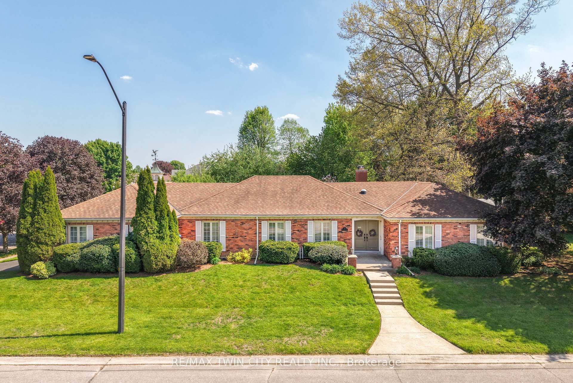 3 Fieldstone Circle, Brantford, ON N3R 6S7