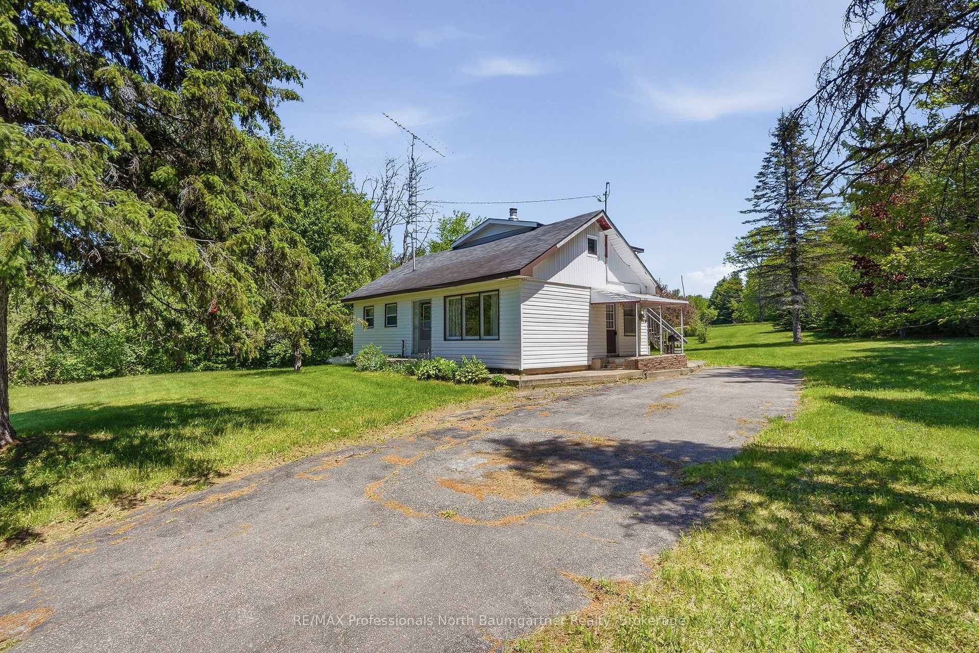 6189 Loop Road, Highlands East, ON K0L 2A0