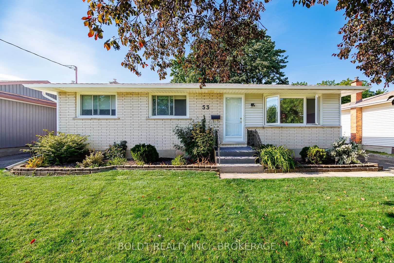 53 HUNTLEY Crescent, St. Catharines, ON L2M 6E5
