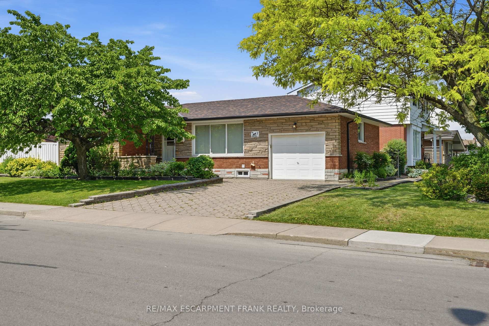 2 Deerborn Drive, Hamilton, ON L8V 3K7