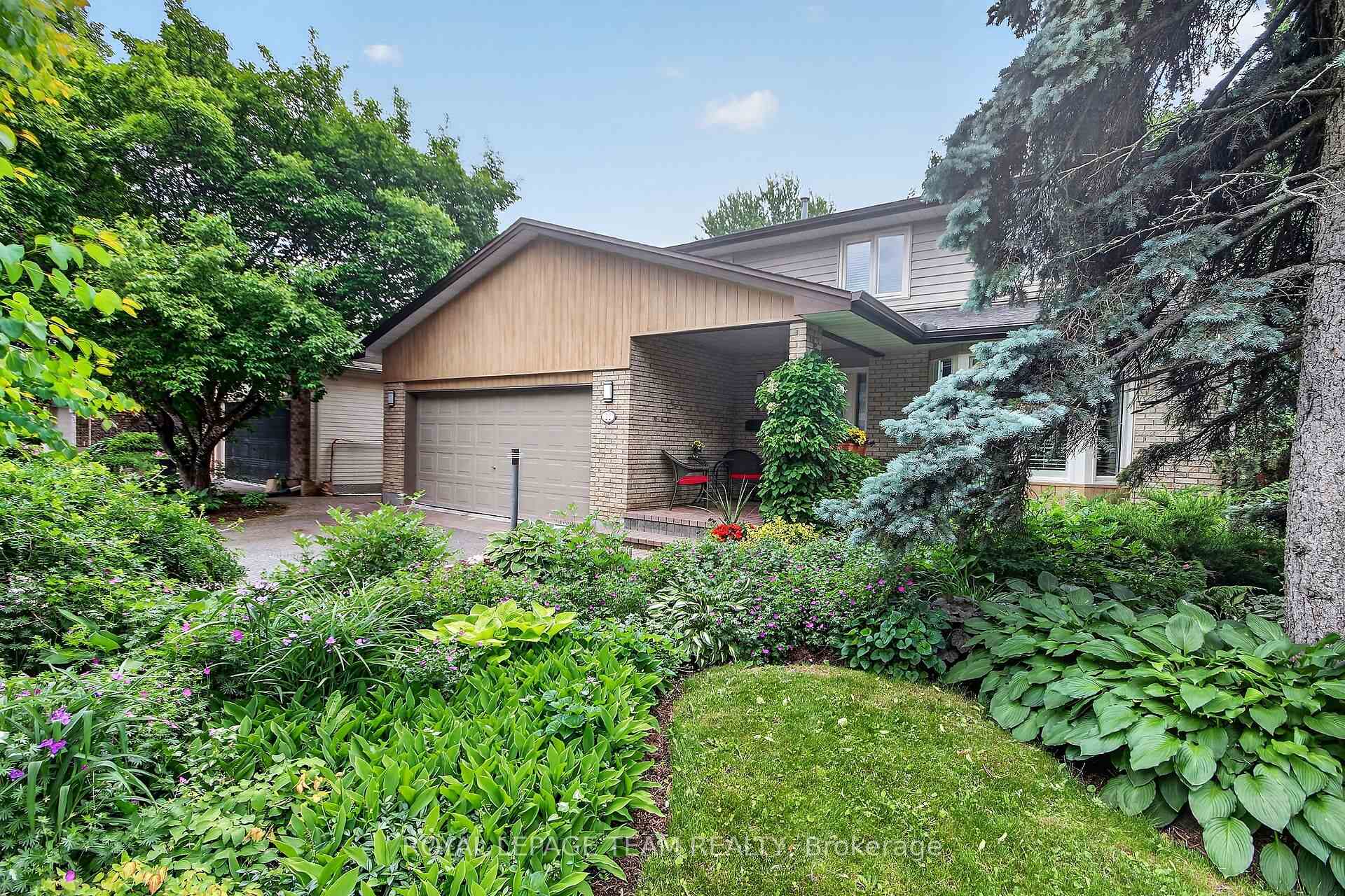 22 Lynhurst Avenue, Billings Bridge - Riverside Park and Area, ON K1V 9W7