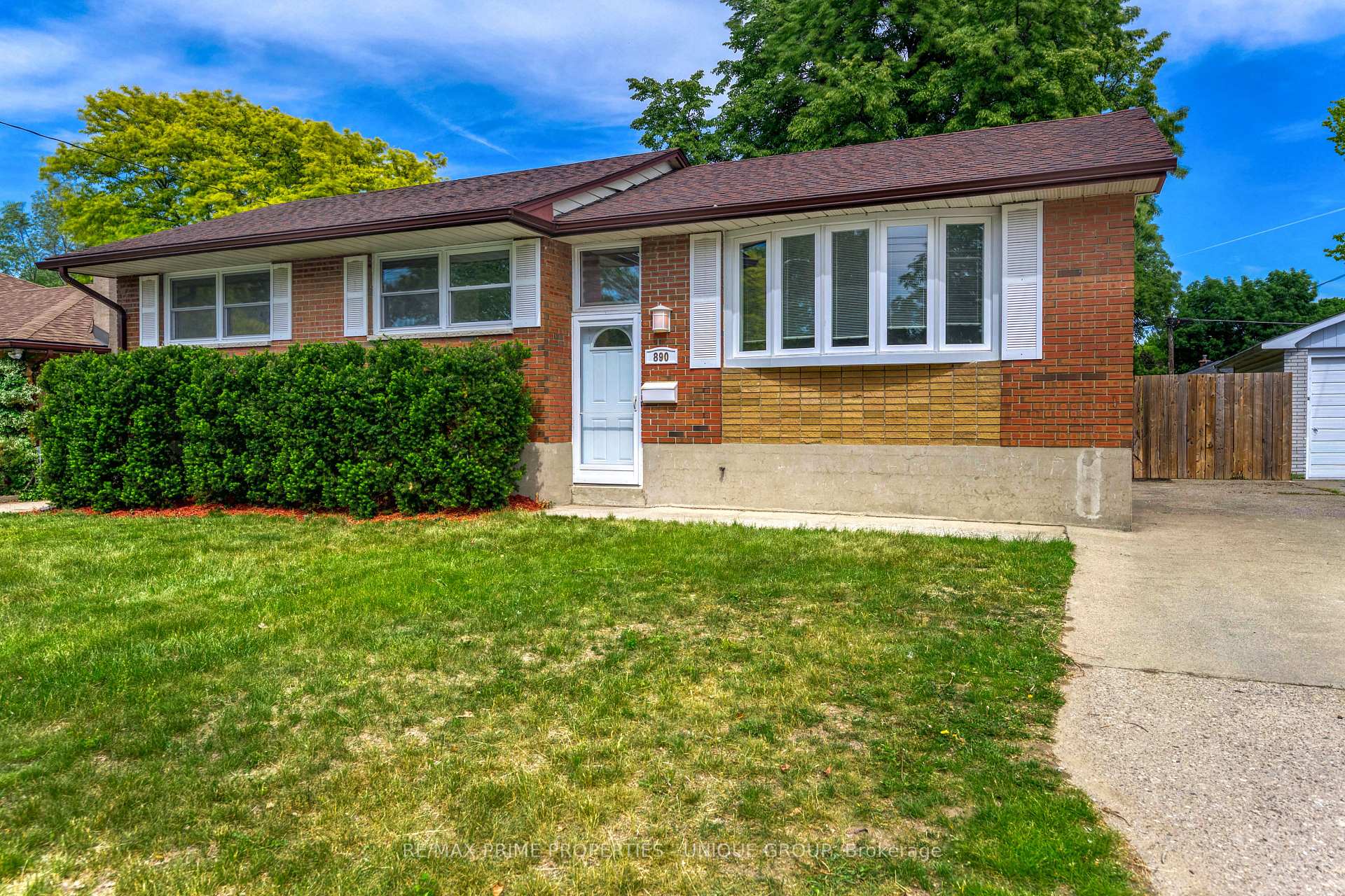 890 Hollands Avenue, Sarnia, ON N7S 3C1