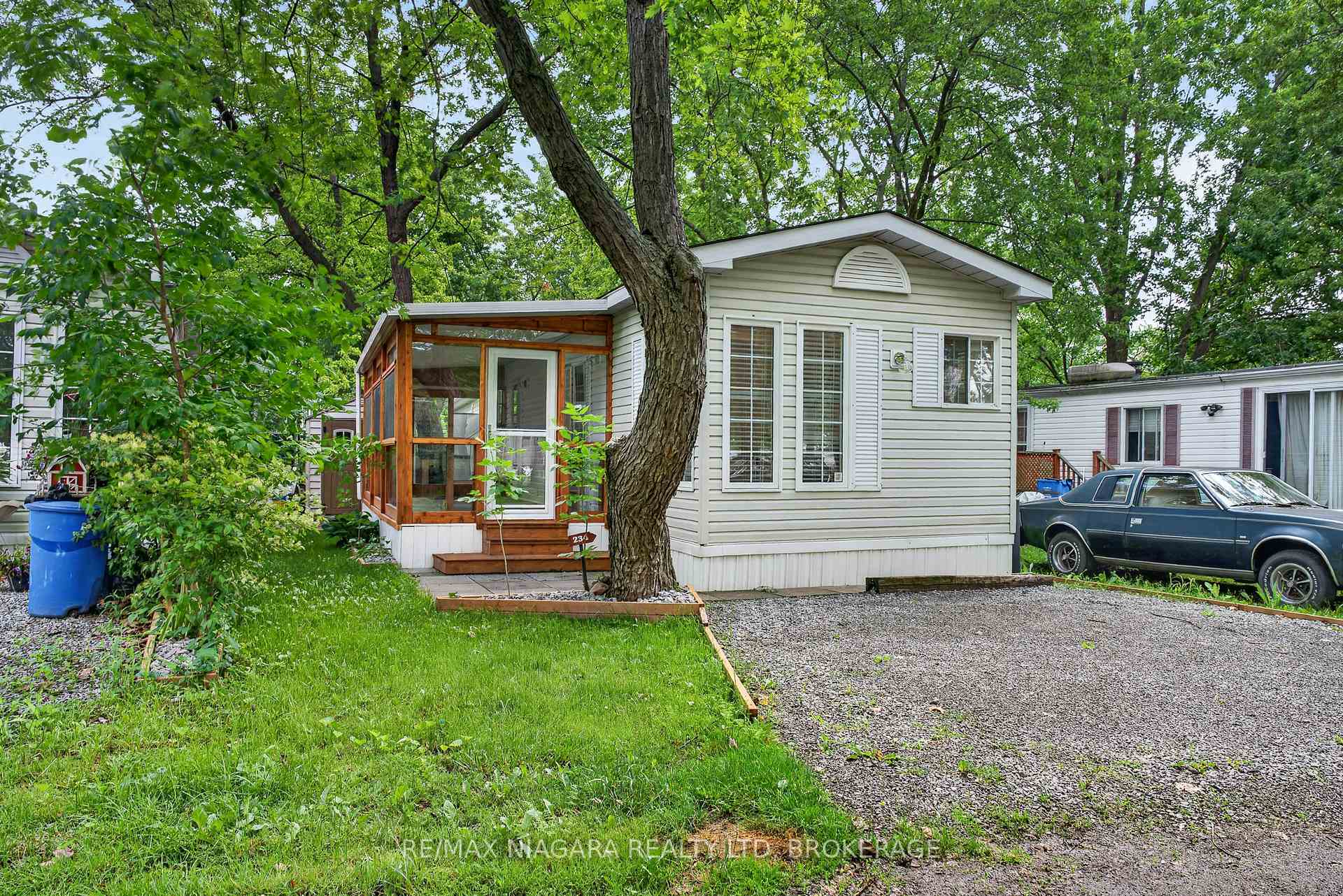 8845 Lundys Lane 234, Niagara Falls, ON L2H 1H5