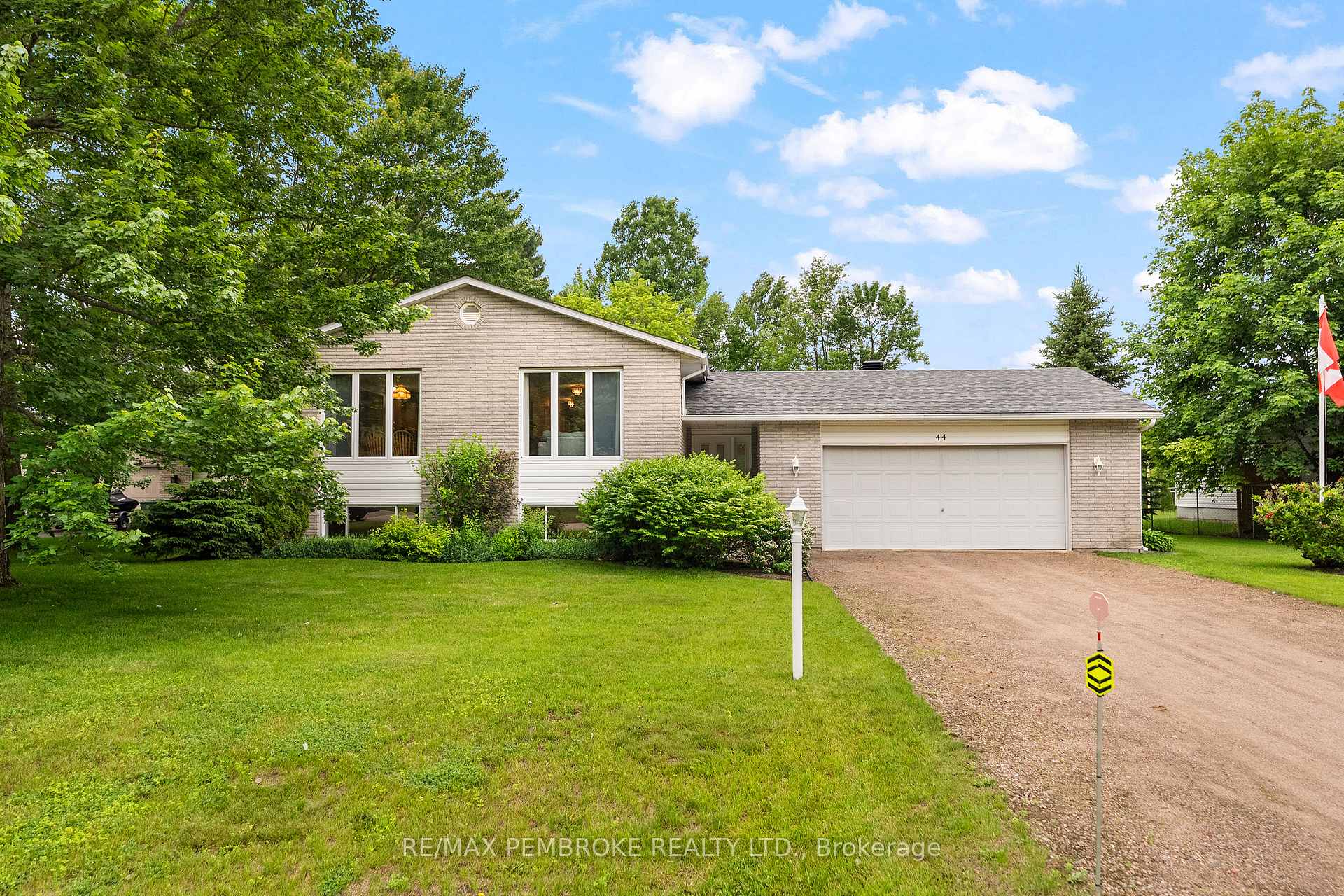 44 Ravenwood Crescent, Petawawa, ON K8H 3N1
