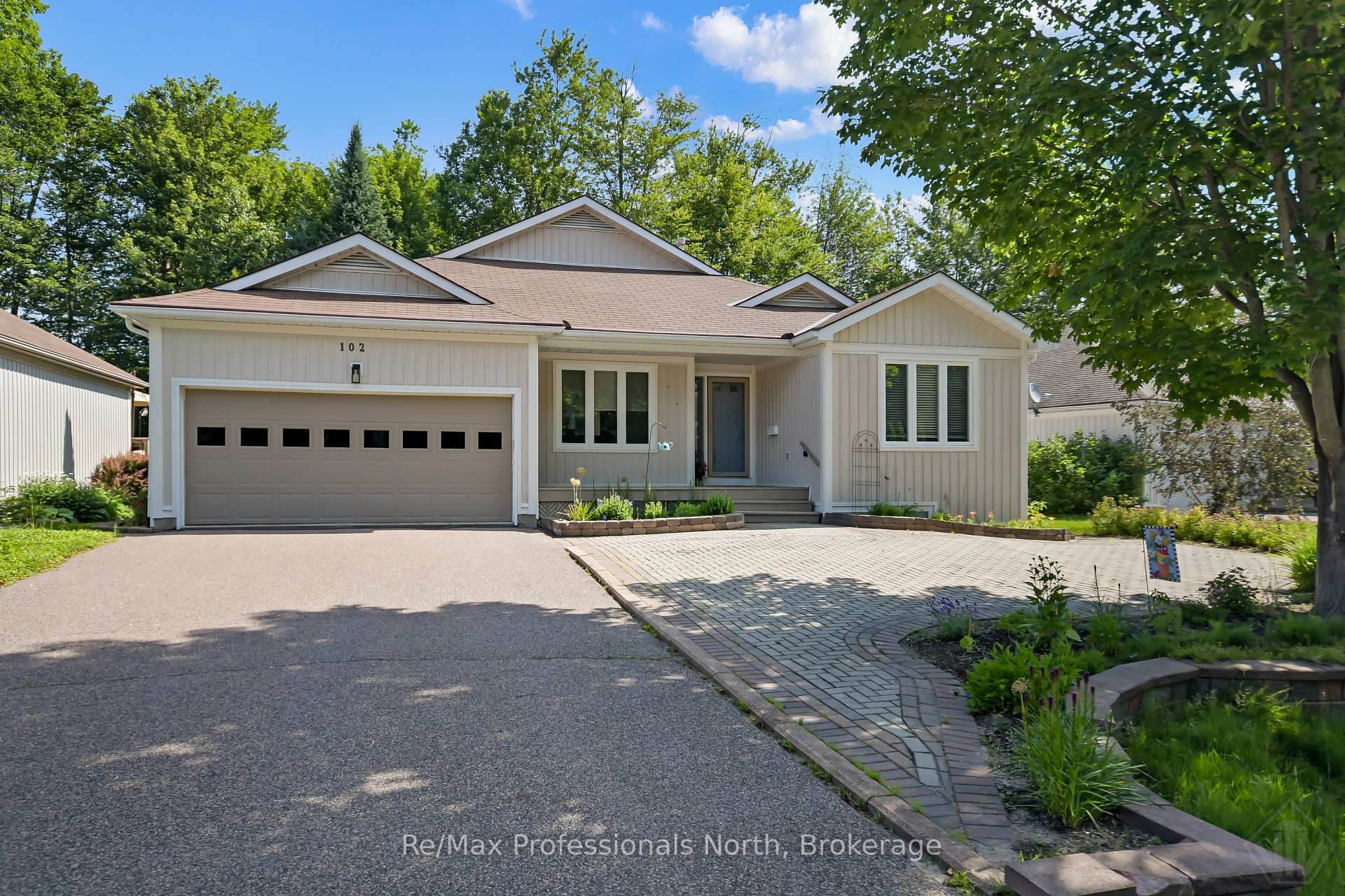102 PINERIDGE Gate, Gravenhurst, ON P1P 1Z2