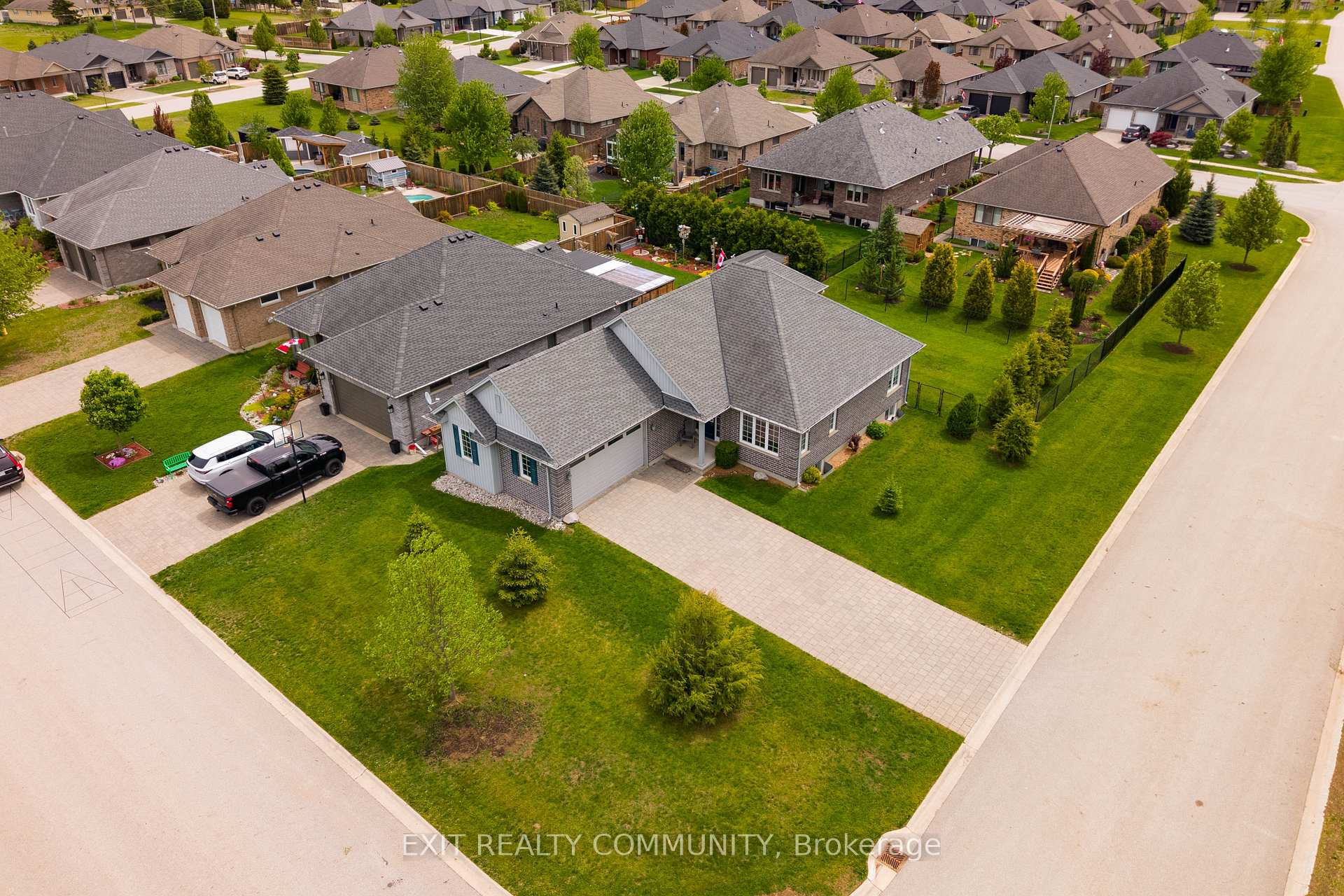 598 Bennett Crescent, Strathroy-Caradoc, ON N0L 1W0