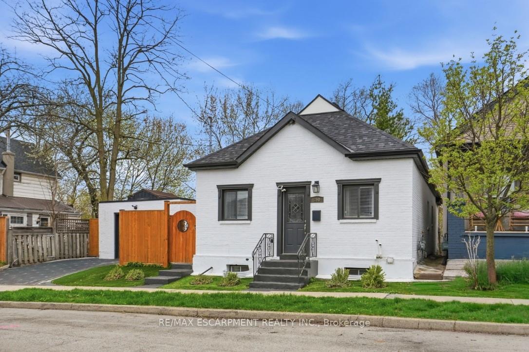390 Hunter Street W, Hamilton, ON L8P 1S9
