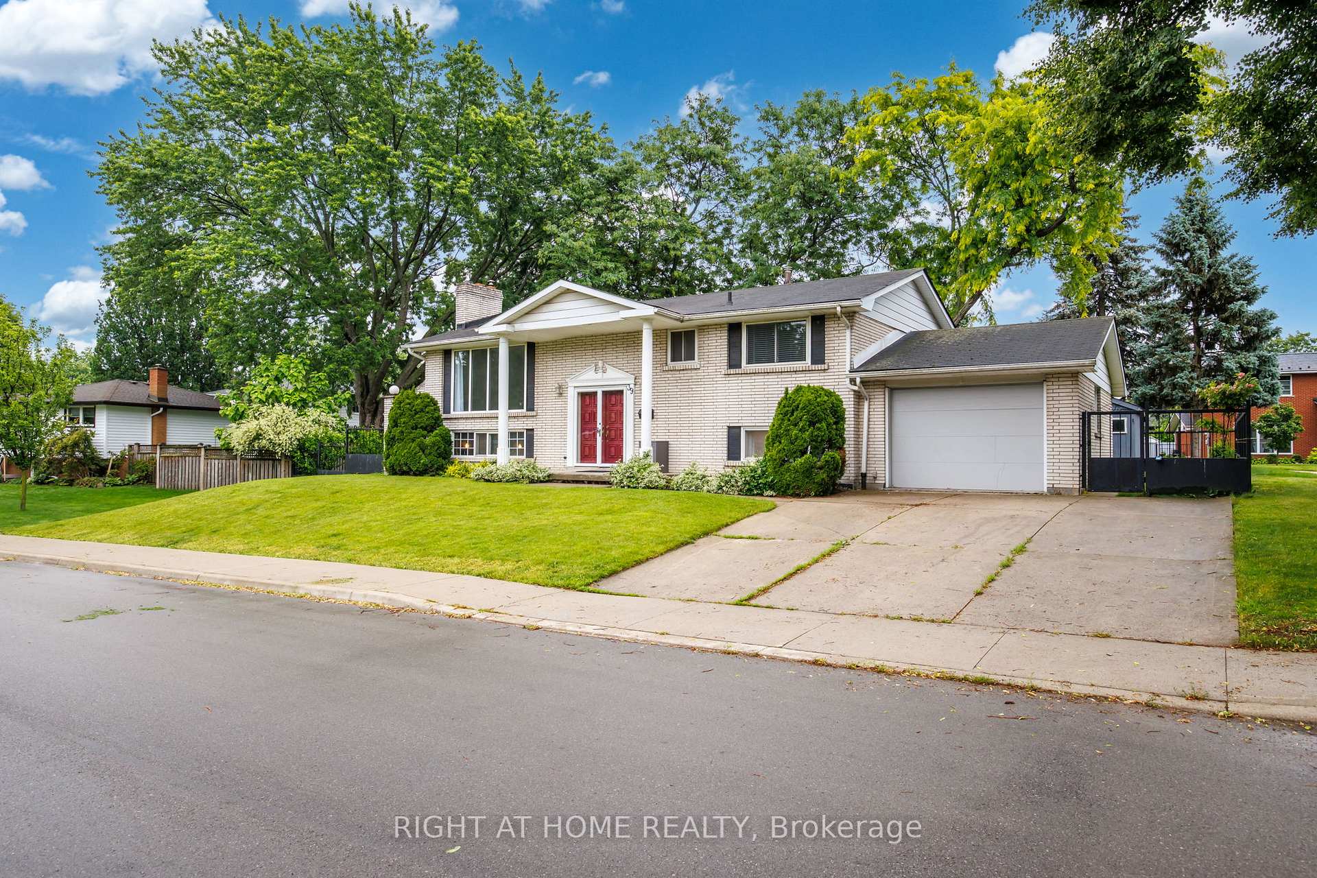 39 San Francisco Avenue, Hamilton, ON L9C 5N8