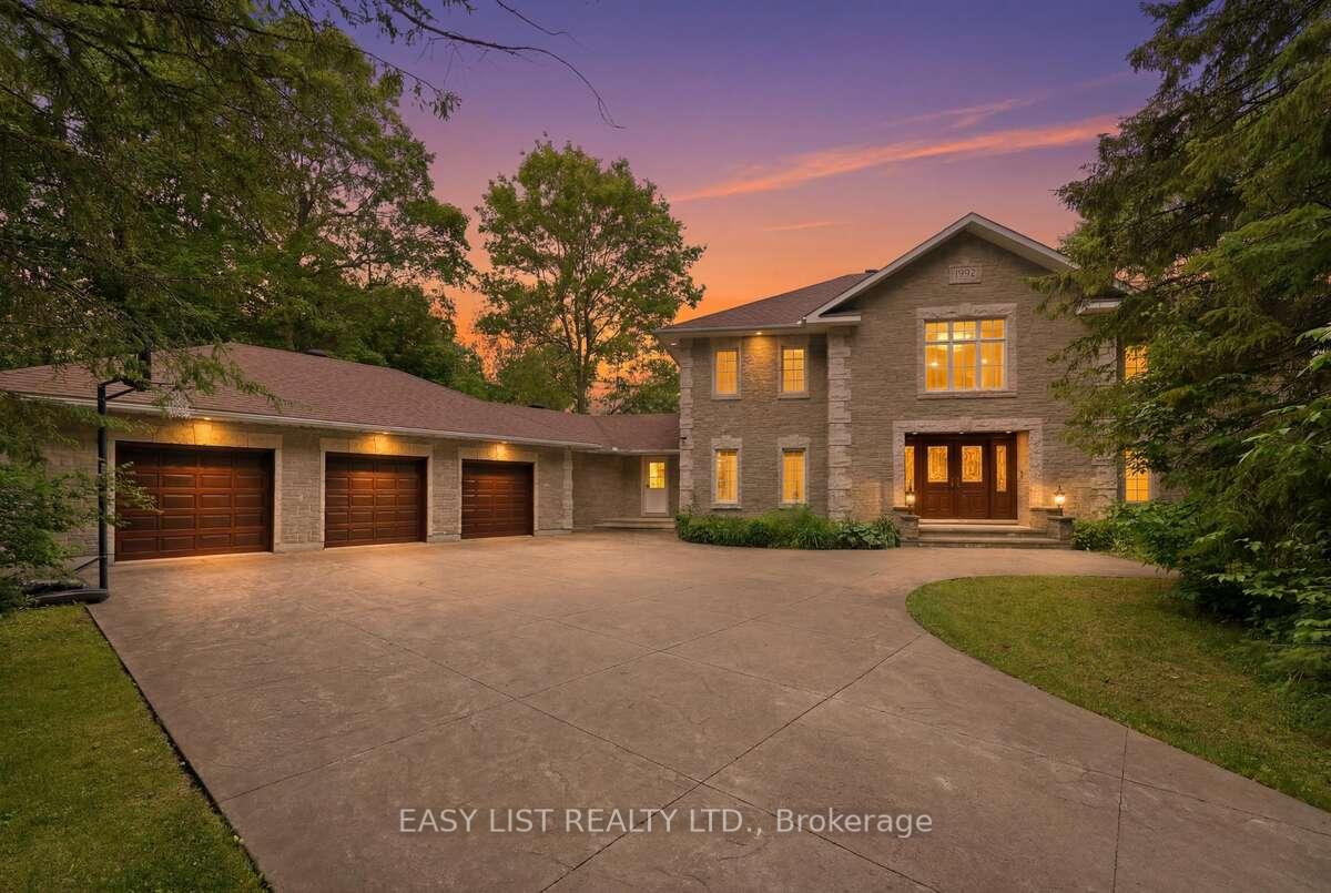 28 Marchbrook Circle, Kanata, ON K2W 1A1