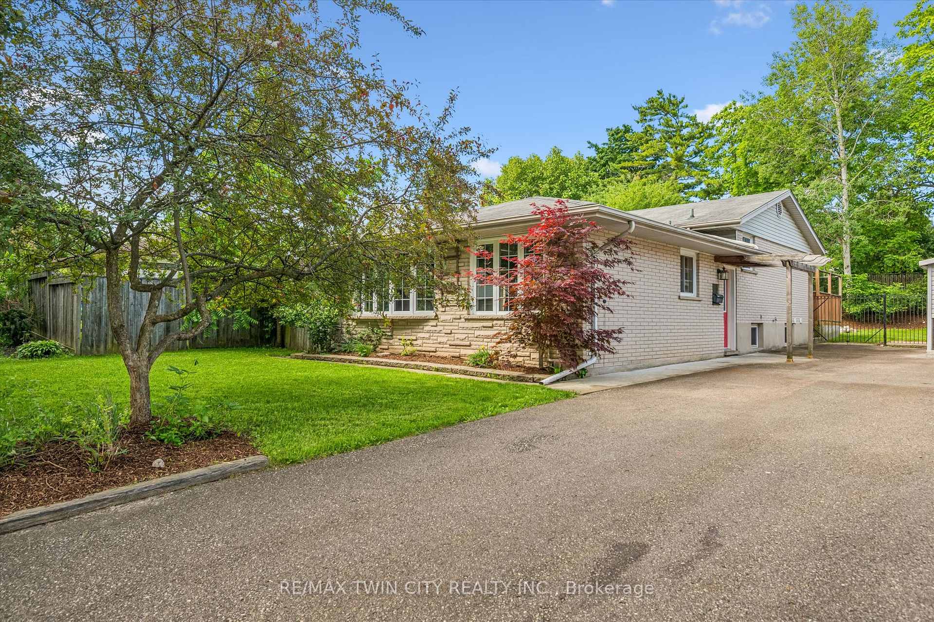 107 Queenston Drive, Kitchener, ON N2B 2V2