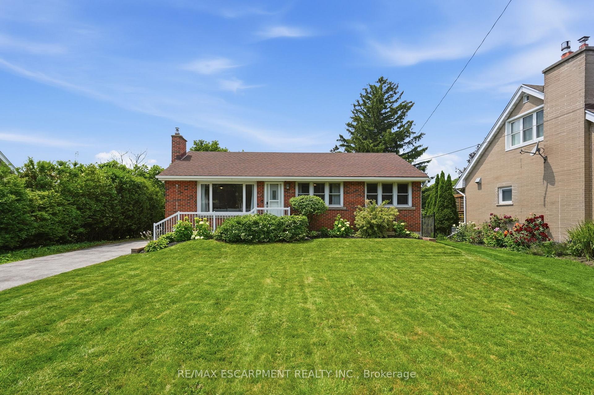 16 Kings Forest Drive, Hamilton, ON L8T 4J3
