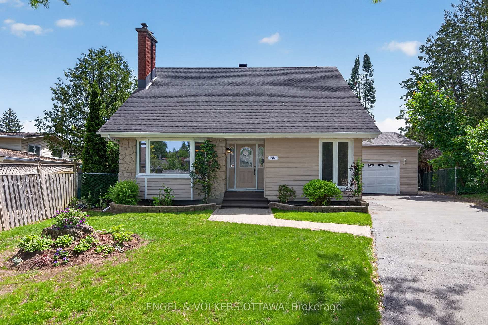 1862 Sharel Drive, Alta Vista and Area, ON K1H 6W4