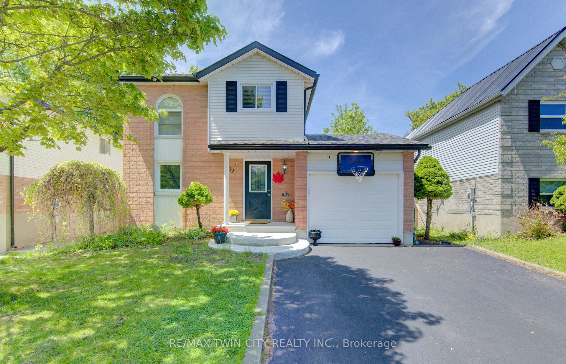 32 ENFIELD Drive, Cambridge, ON N1P 1A5