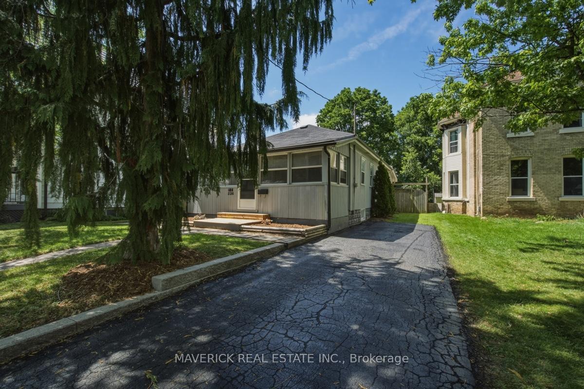 226 Grand Avenue, London South, ON N6C 1M7